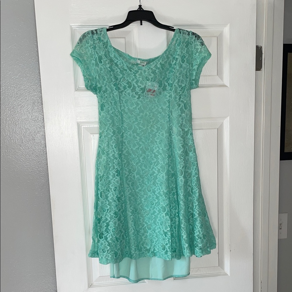 Minty Delicate Lace Top in Soft Green